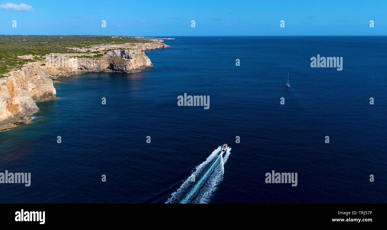 Boat leaving wake behind hi-res stock photography and images - Alamy