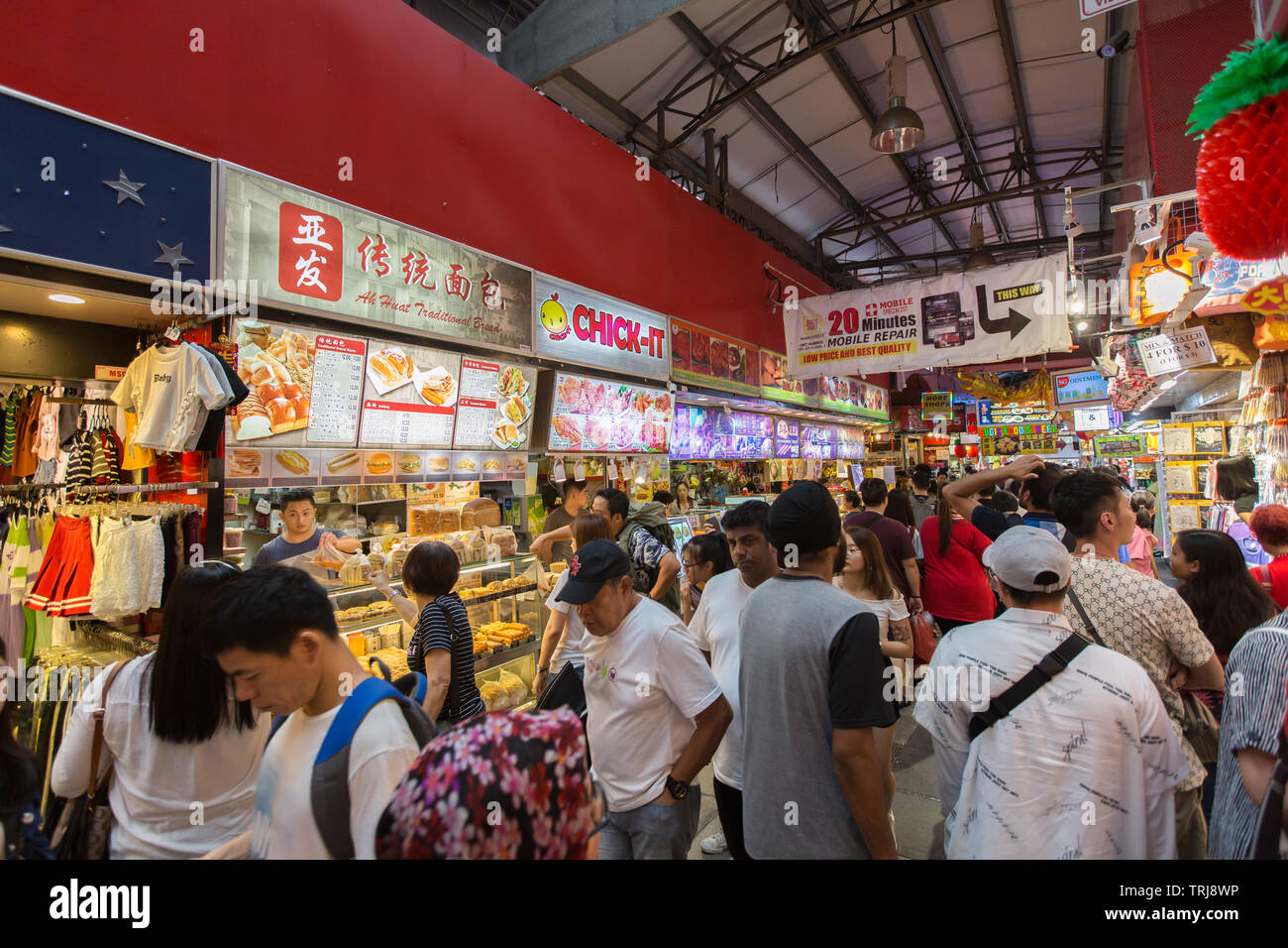 Crowded view of Bugis street, here is a section selling some streets food, Singapore Stock Photo