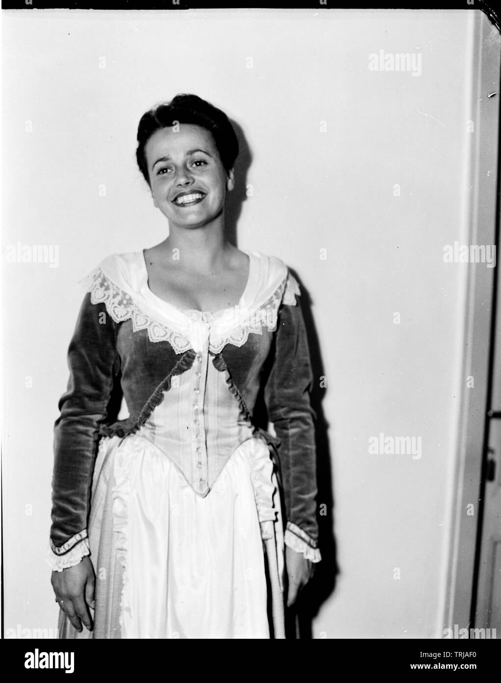 Reinhardt, Caroline, image of role type (half-length standing, en face) as 'Barbarina' in der Oper ' marriage of the Figaro' by Wolfgang Amadeus Mozart: in the artist's dressing room of the festival hall before the performance at the Salzburg Festival 1947 07 28. production: Lothar Wallerstein, Additional-Rights-Clearance-Info-Not-Available Stock Photo