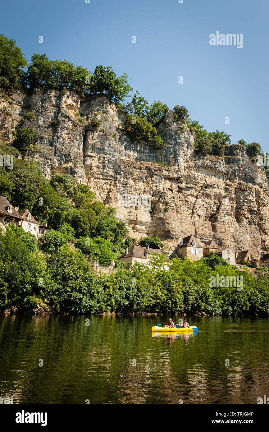Canoe on Dordogne river near Château de la Malartrie. Canoe on Dordogne — free download