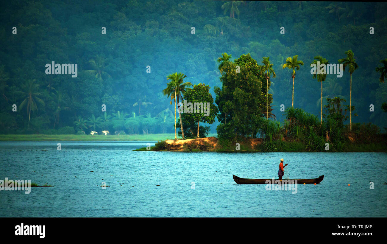 Cheloor lake, Sasthamcotta, Kollam, Kerala, India - March 25, 2016: Old man  fishing alone in a boat Stock Photo - Alamy