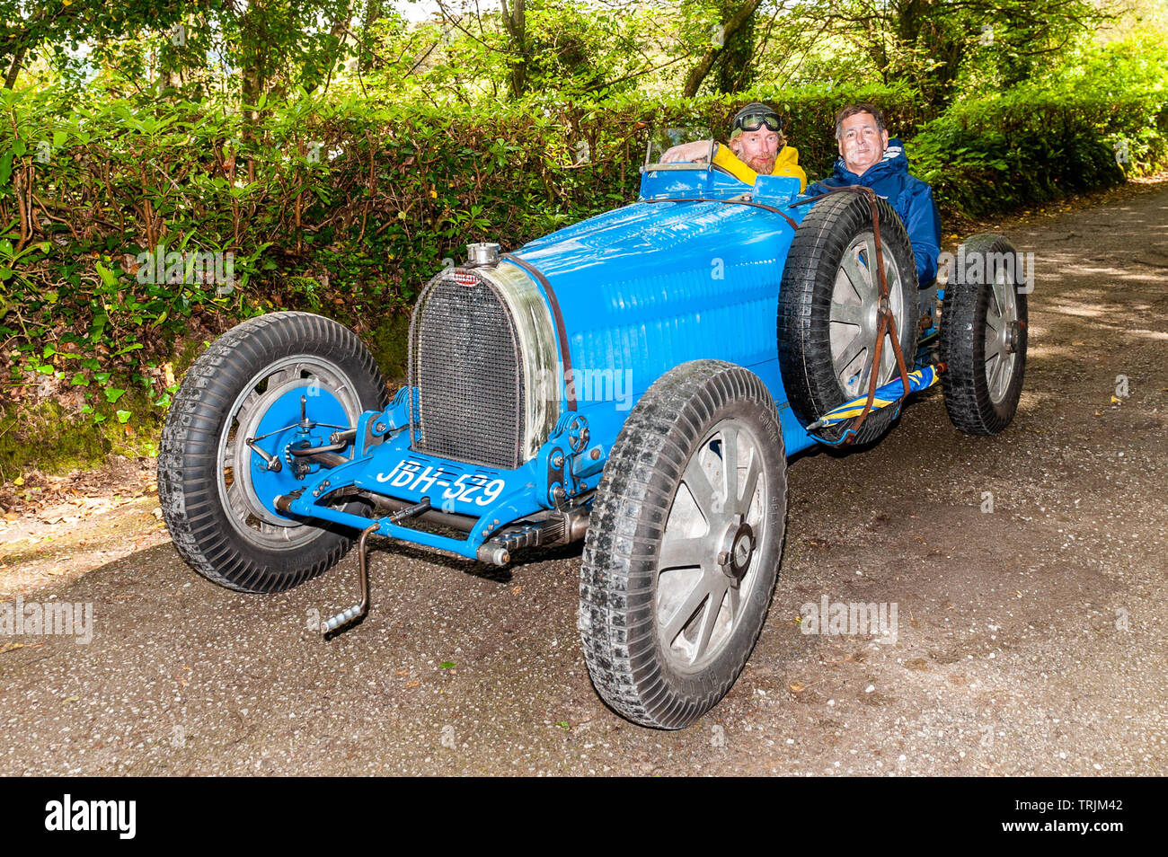 Bantry, West Cork, Ireland. 6th Juine, 2019. The Bugatti Owners Club is in Ireland this week for its annual international rally, featuring 100 vintage Bugatti's. After lunch in the West Lodge Hotel, the cars headed for the Mizen Head. At Bantry House & Gardens were CHris Marks and Mike Kennedy from Edinburgh in their 1933 Type 51 Bugatti. Credit: Andy Gibson/Alamy Live News.. Stock Photo