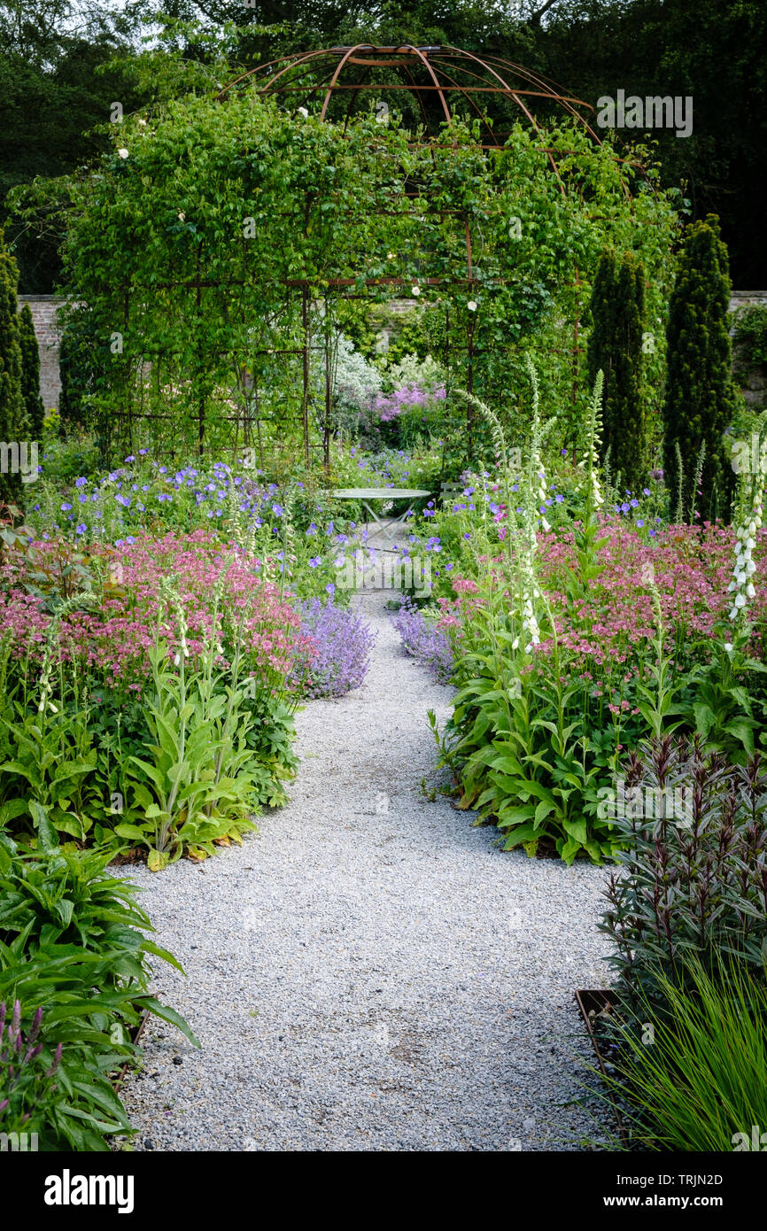 English walled garden hi-res stock photography and images - Alamy