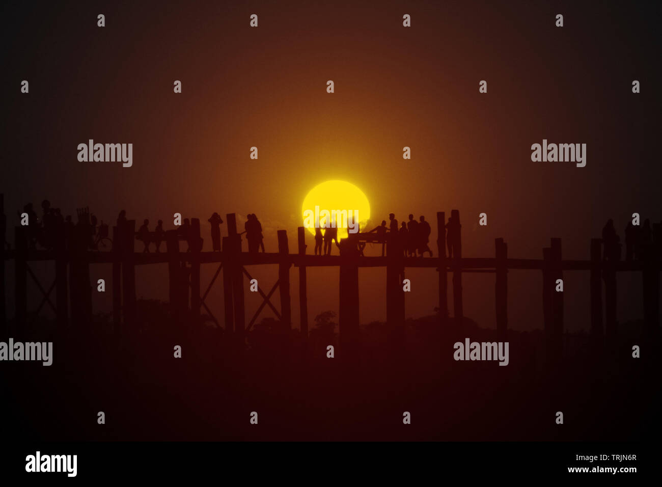 Bein bridge people sunset hi-res stock photography and images - Alamy