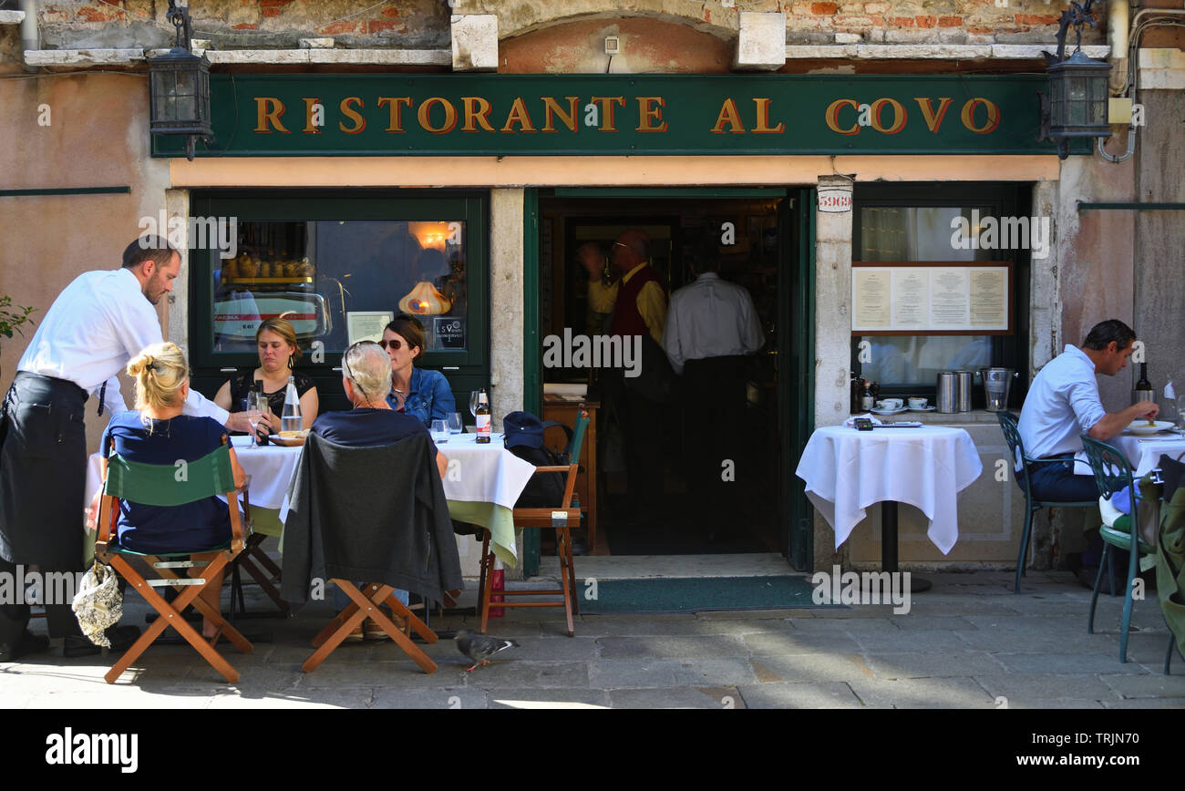 Restorante Al Covo Busy Restaurant in the heart of Venice Italy Stock Photo