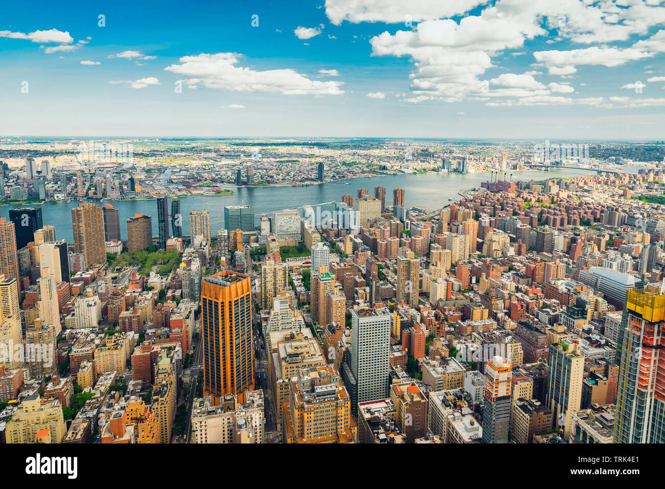 Cùng khám phá view tòa nhà cao New York từ trên cao. Không gian mênh mông của thành phố được phản chiếu trung thực trên từng tấm hình. Cảm nhận được vẻ đẹp của những tòa nhà độc đáo và kiến trúc độc đáo trong hình ảnh liên quan. Bạn sẽ không thể rời mắt khỏi những góc chụp này!