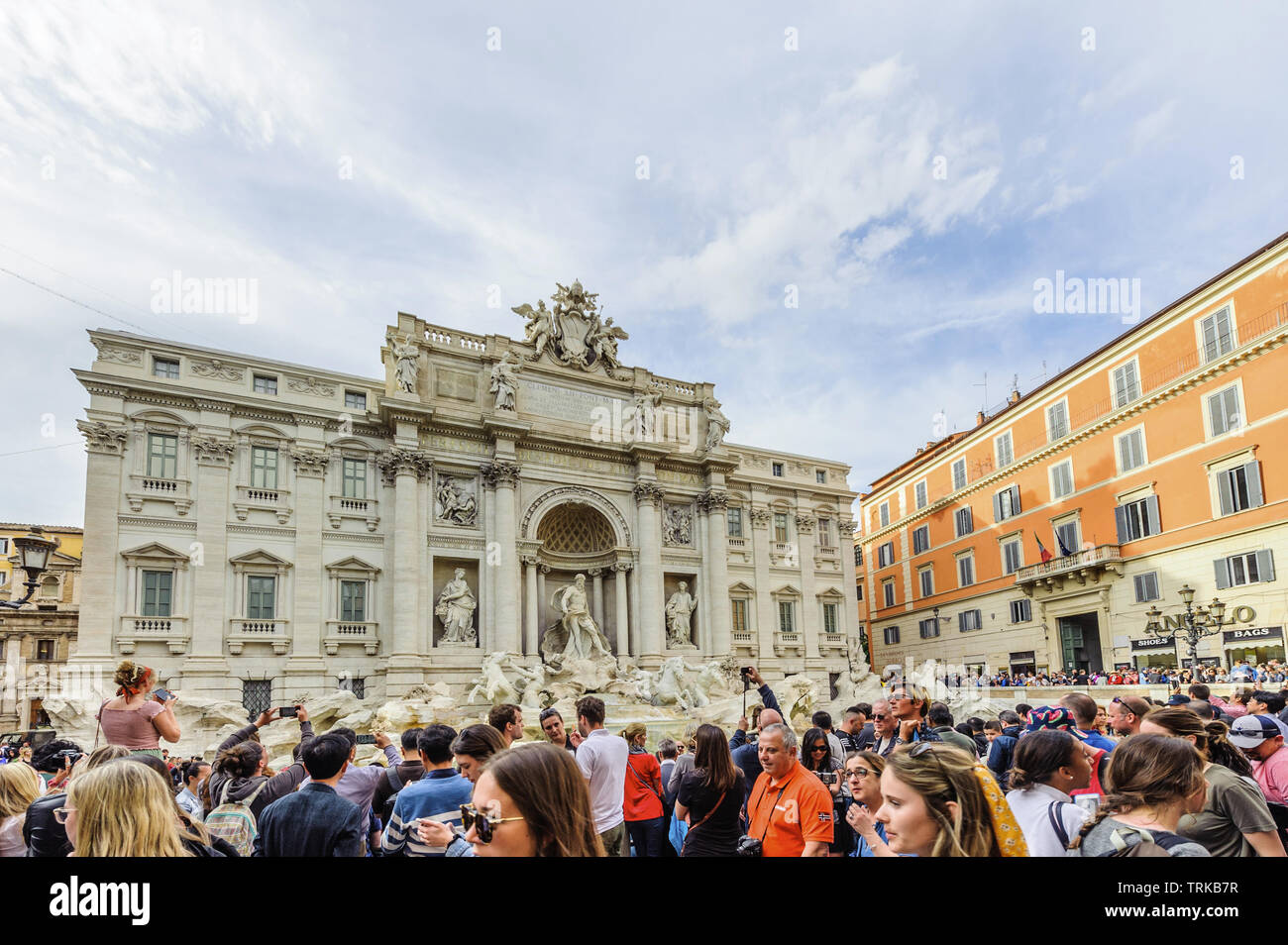 Fontana di trevi crowds hi-res stock photography and images - Alamy