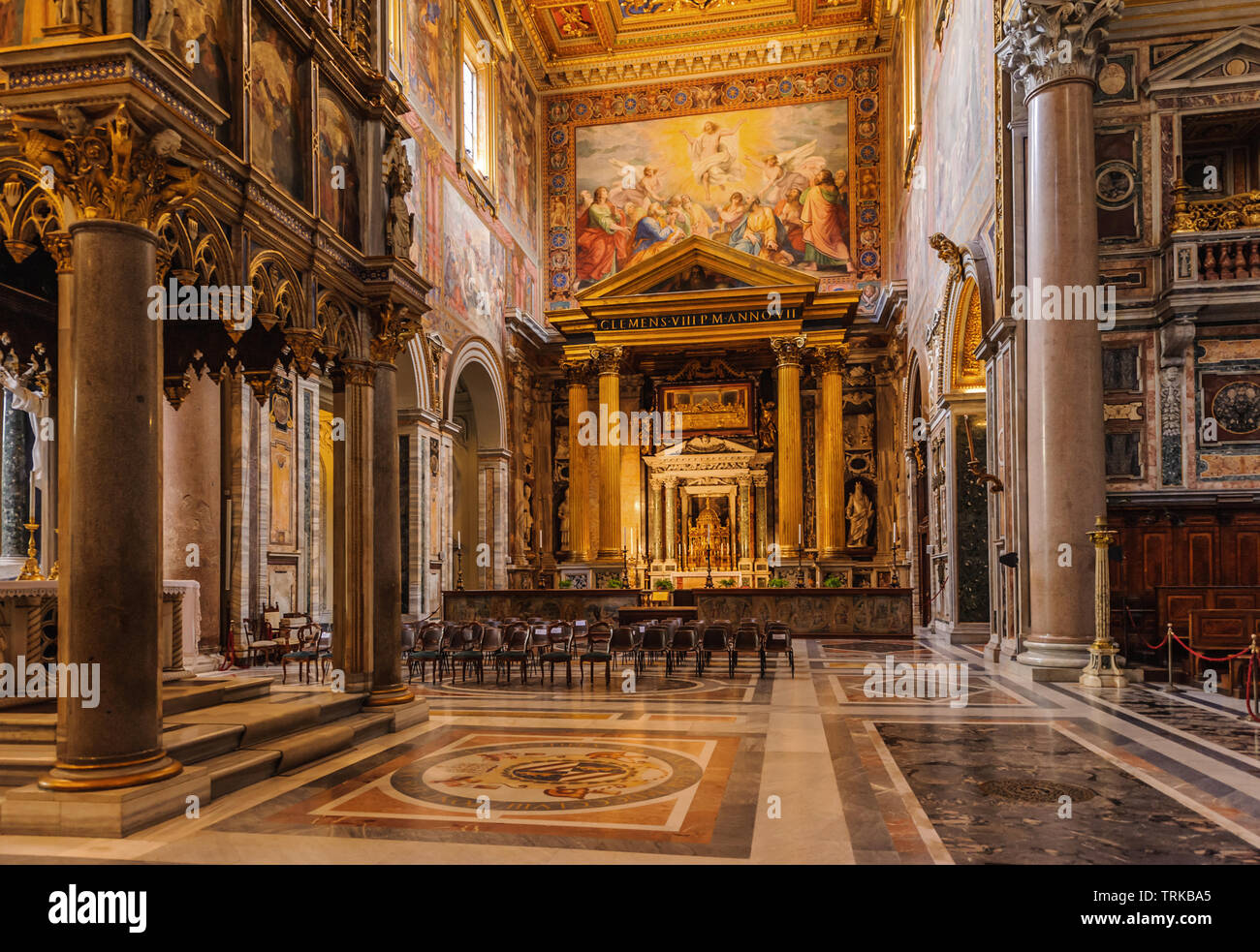 The interior of the basilica in Rome Stock Photo - Alamy
