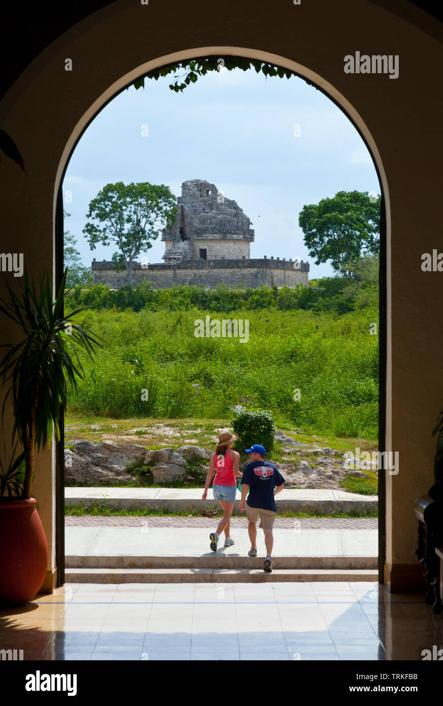 Vista Observatorio desde Hotel Mayaland. Yacimiento Arqueológico Maya de Chichén Itzá. Estado de Yucatán, Península de Yucatán, México, América Stock Photo