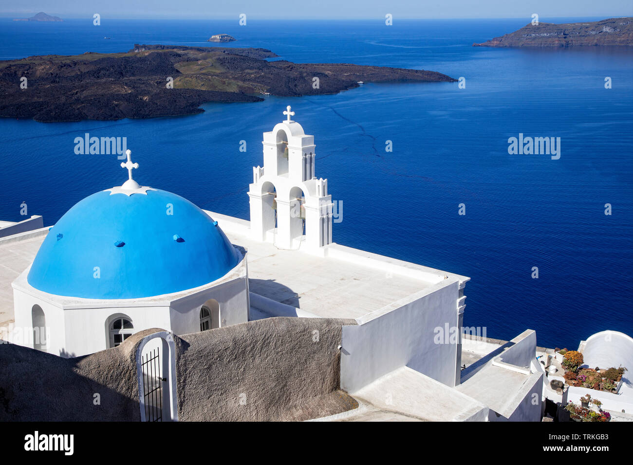 A Greek Orthodox church overlooks the Santorini caldera and Aegean Sea at Fira, Santorini, Greece. Stock Photo