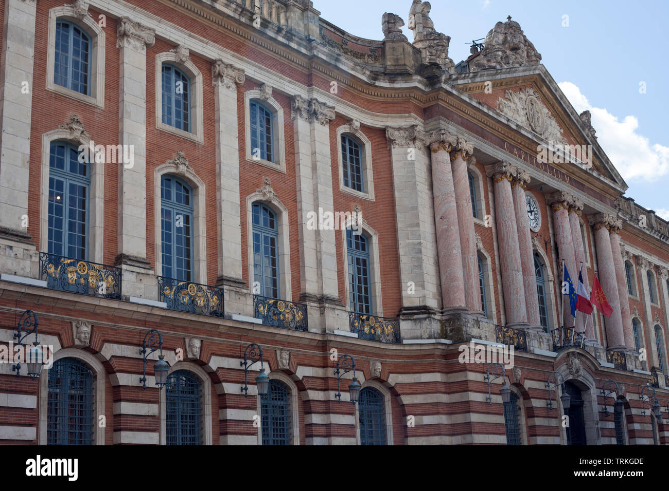 Columns facade pediment hi-res stock photography and images - Alamy