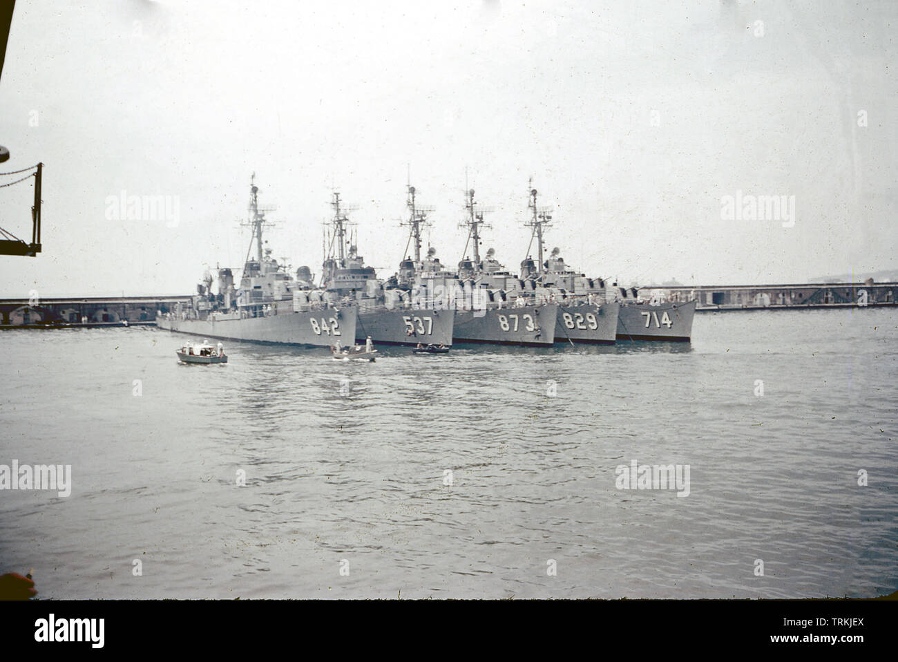 US NAVY / United States Navy Zerstörer Fletcher-Klasse / Destroyer Fletcher-Class - USS The Sullivans DD-537 - Zerstörer Gearing-Klasse / Destroyer Gearing-Class - USS Hawkins DD-873 USS Myles C. Fox DD-829 USS William R. Rush DD-714  Fiske DD-842 Stock Photo