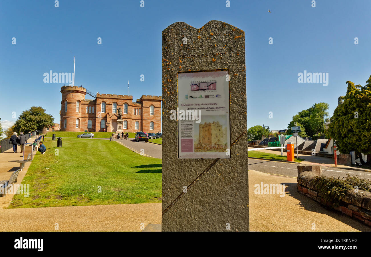 INVERNESS CITY SCOTLAND CENTRAL CITY SIGNPOST FOR THE START AND FINISH OF THE GREAT GLEN WAY TRAIL AND CASTLE BEHIND Stock Photo
