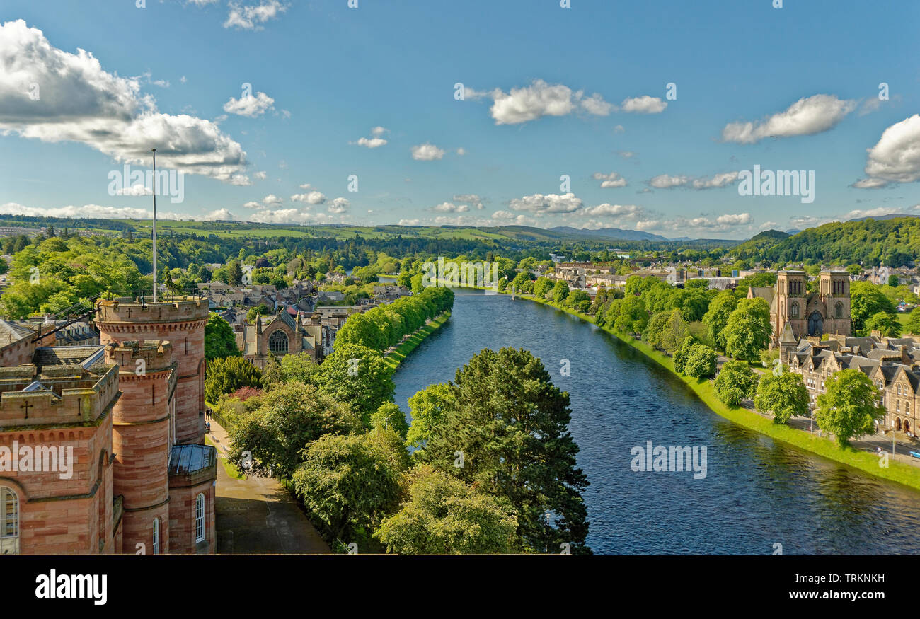 INVERNESS CITY SCOTLAND CENTRAL CITY THE RIVER NESS LOOKING FROM THE CASTLE TO ST ANDREWS CATHEDRAL NESS WALK AND WHITE PEDESTRIAN INFIRMARY BRIDGE Stock Photo