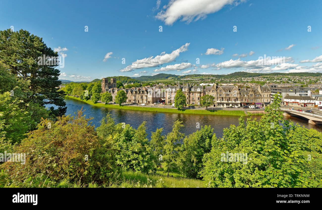 INVERNESS CITY SCOTLAND CENTRAL CITY THE RIVER NESS WITH TREE LINED BANKS NESS WALK AND ST ANDREWS CATHEDRAL Stock Photo