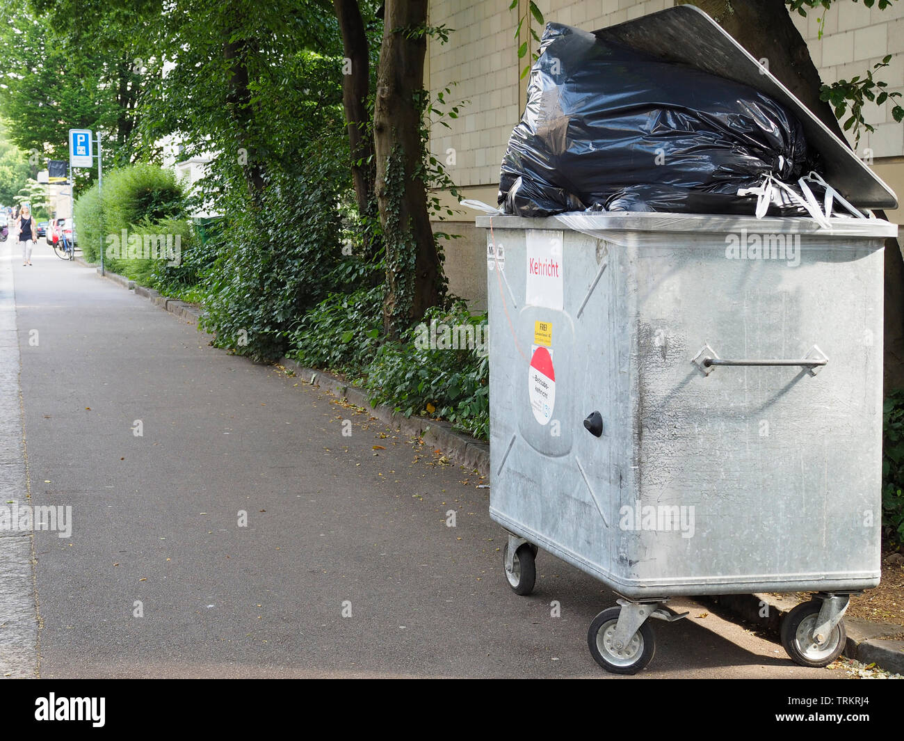 Müll-Container, Kehricht, Abfallsäcke Stock Photo