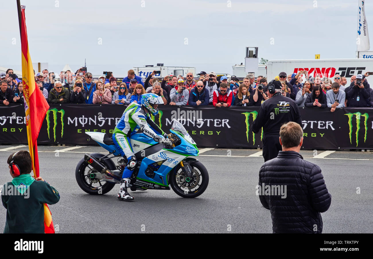 Dean Harrison the winner of the Senior TT Race comes up to the startline at Douglas, Isle of Man on the 1000 Kawasaki, Silicone Engineering team Stock Photo