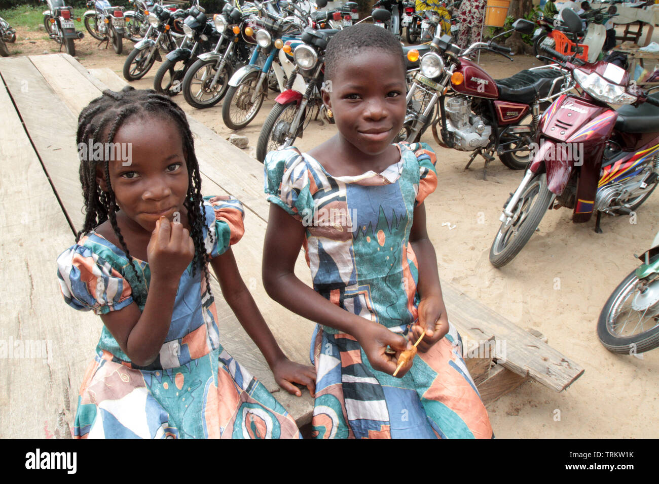 Jeunes filles togolaises allant à la messe. Lomé. Togo. Afrique de l'Ouest. Stock Photo