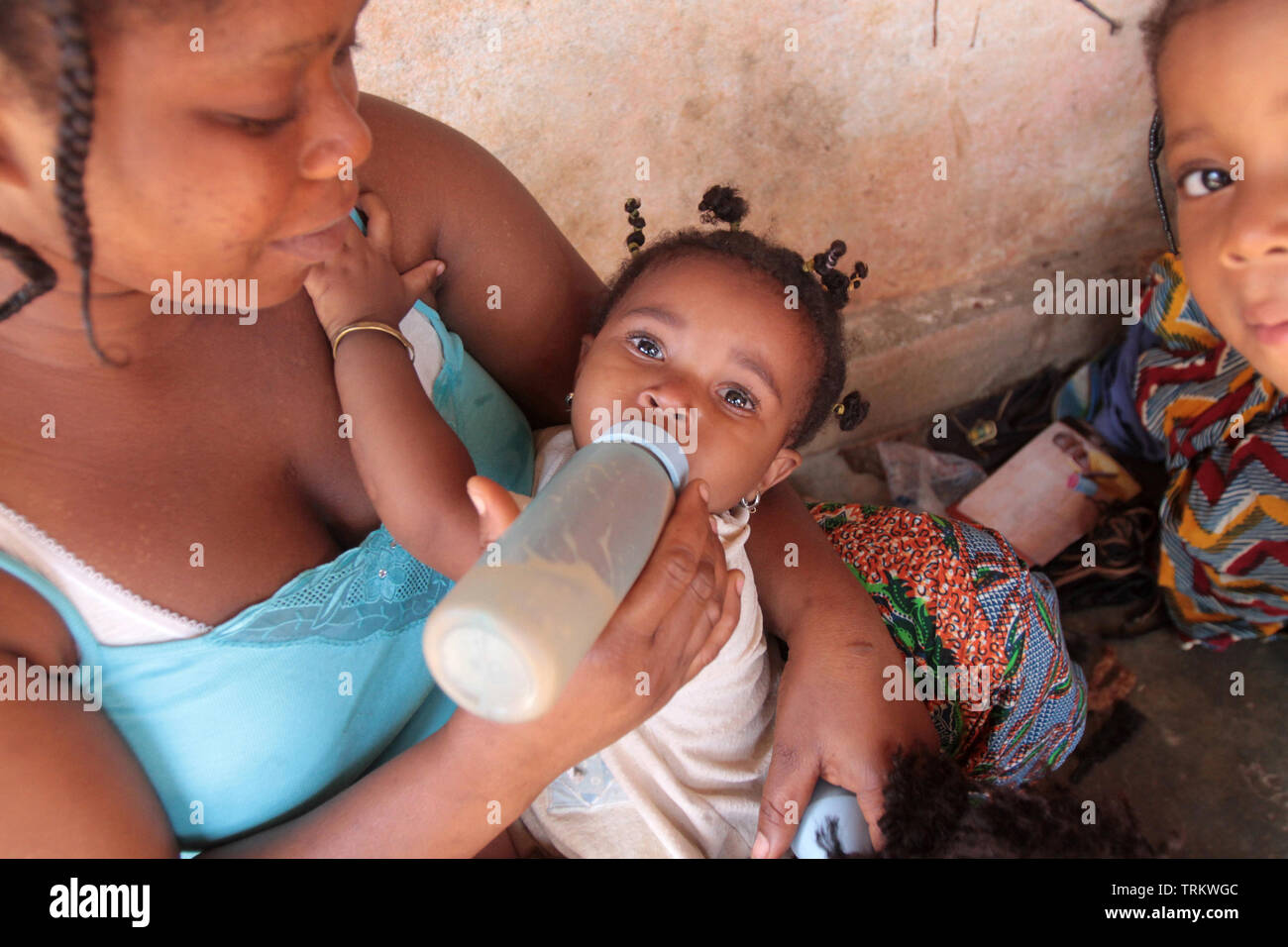 Maman togolaise donnant le biberon à son enfant. Lomé. Togo. Afrique de l'Ouest. Stock Photo