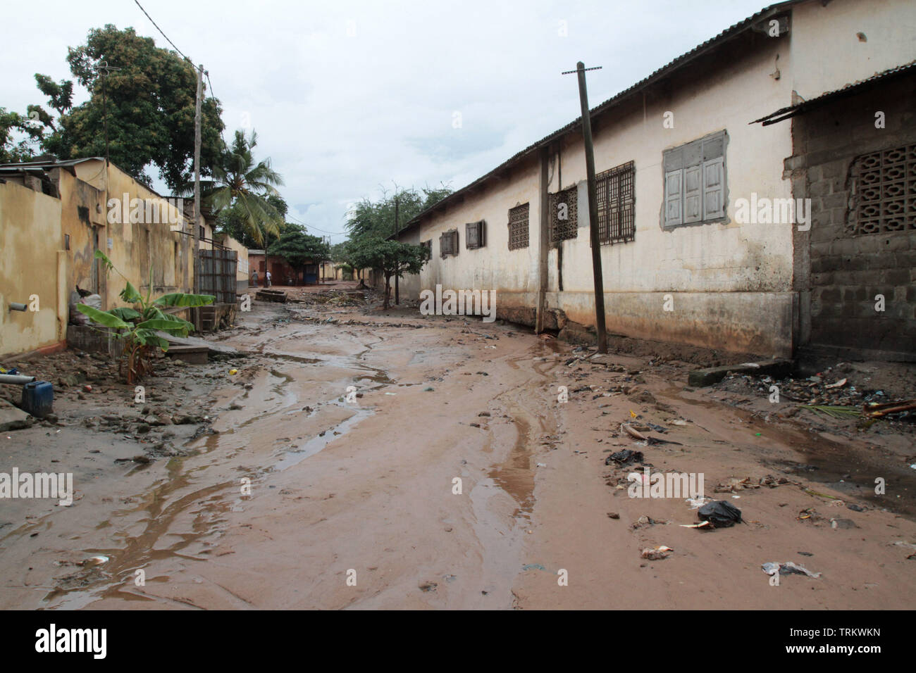 Écoulement dans une voirie d'un quartier pauvre. Lomé. Togo. Afrique de l'Ouest. Stock Photo