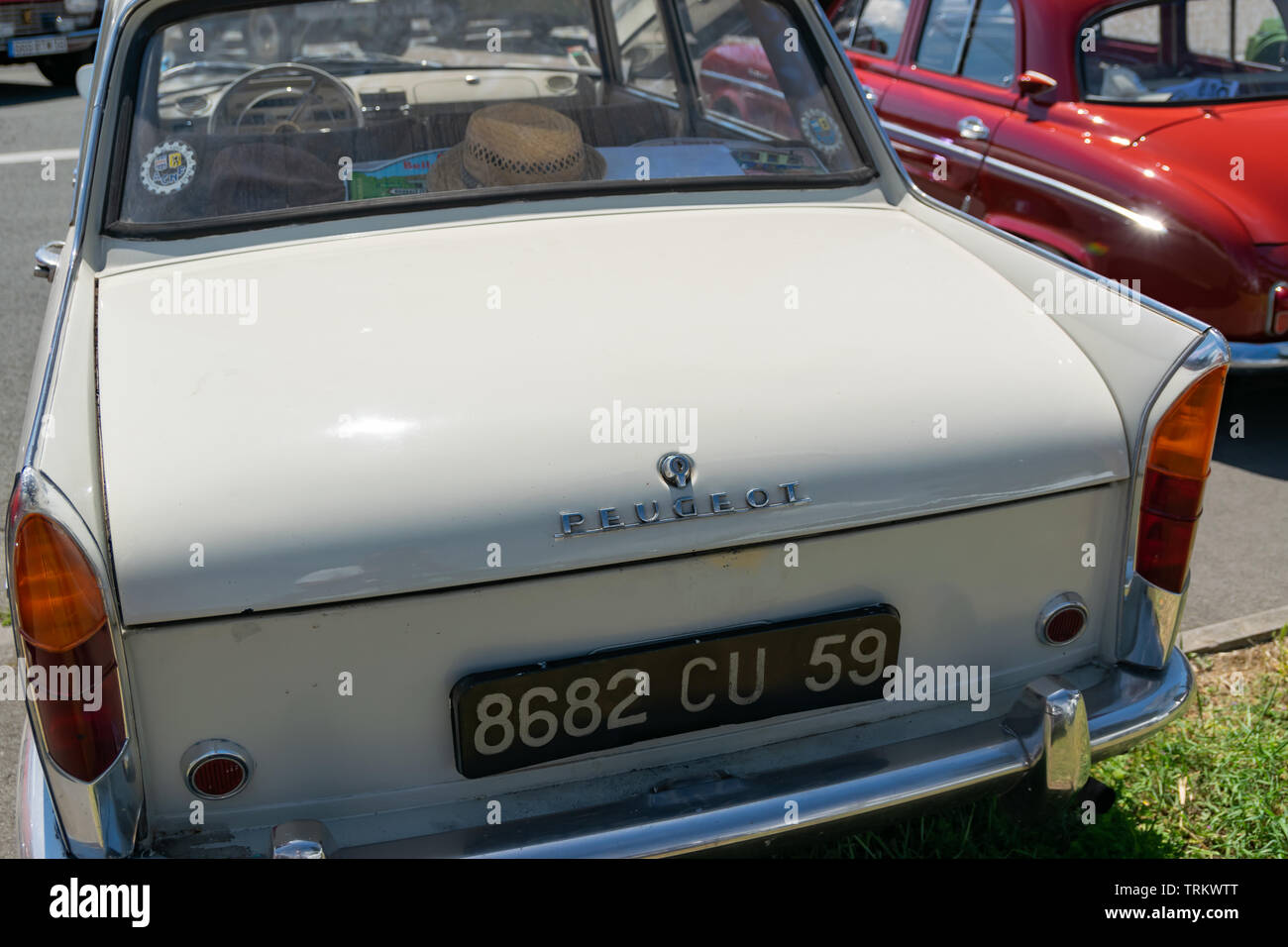 Vintage Peugeot 404 Hi-res Stock Photography And Images - Alamy