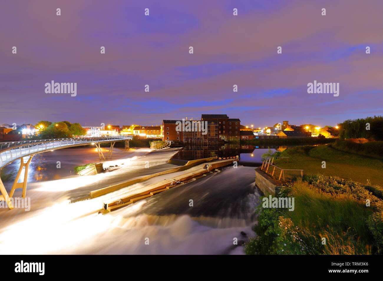Castleford Bridge & Queens Mill along the River Aire Stock Photo Alamy