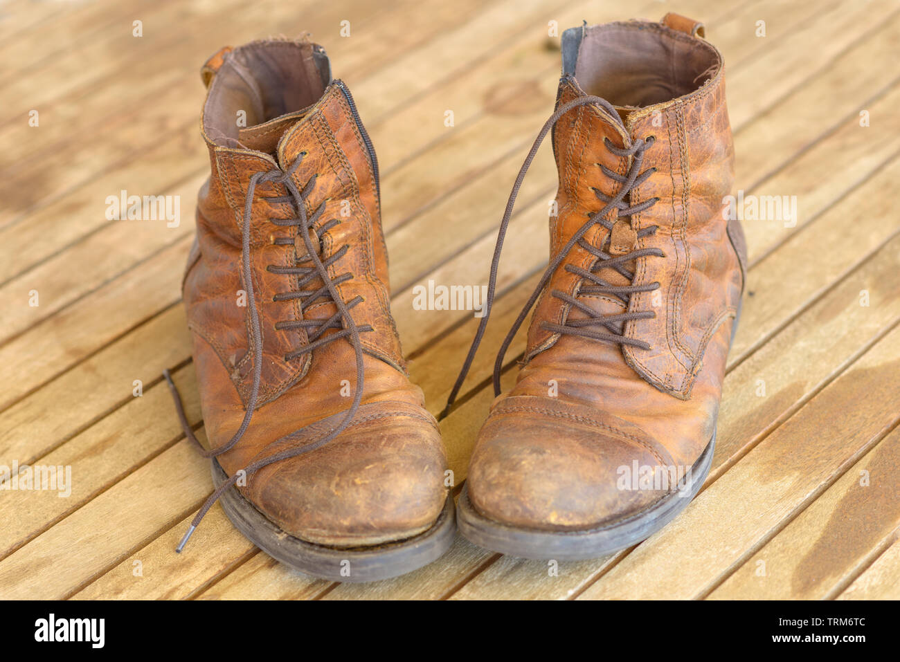 lace to toe hiking boots