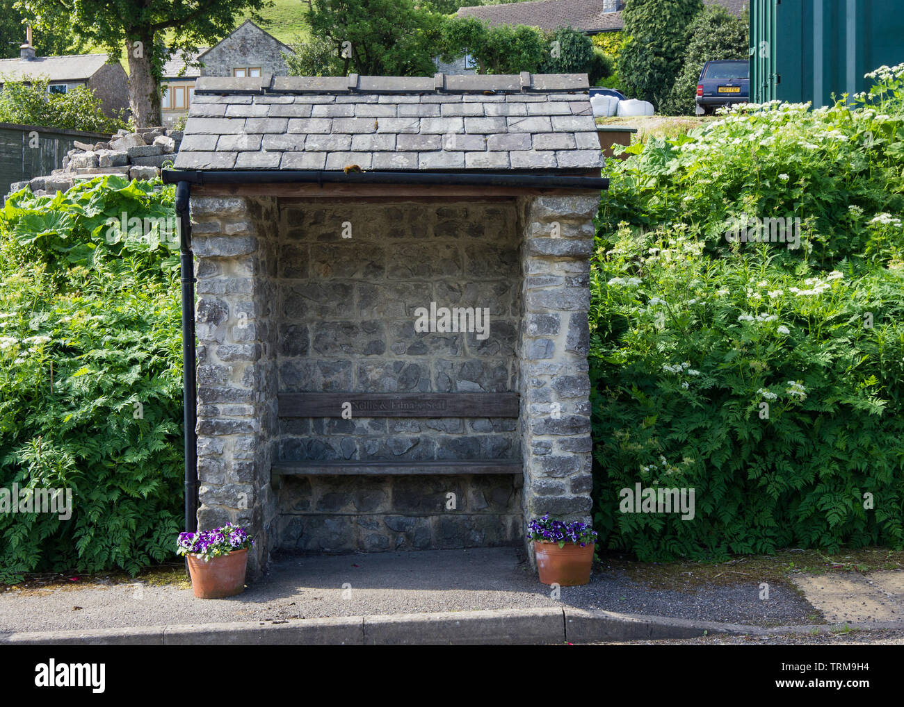 English village bus stop hi-res stock photography and images - Alamy