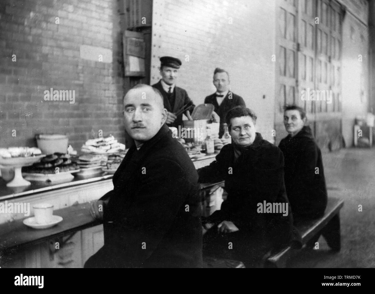 Women canteen Black and White Stock Photos & Images Alamy