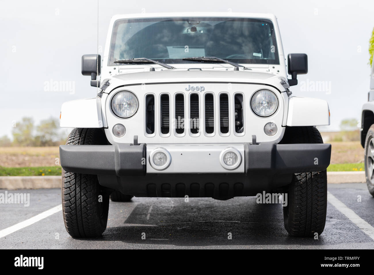 The front end of a white 2017 Jeep Wrangler Sahara Stock Photo - Alamy