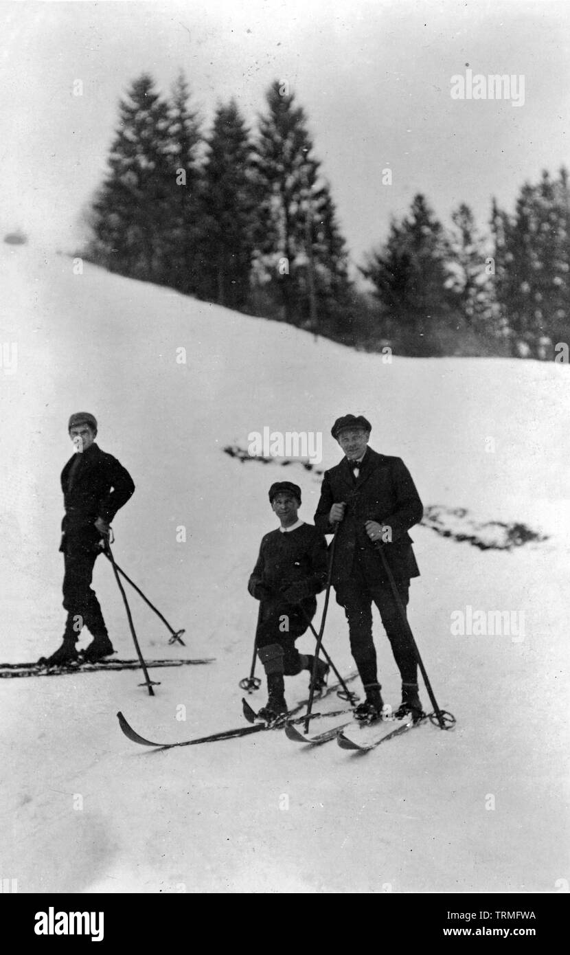 Three men on skis on slopes/piste - vintage 1910/1920 Stock Photo