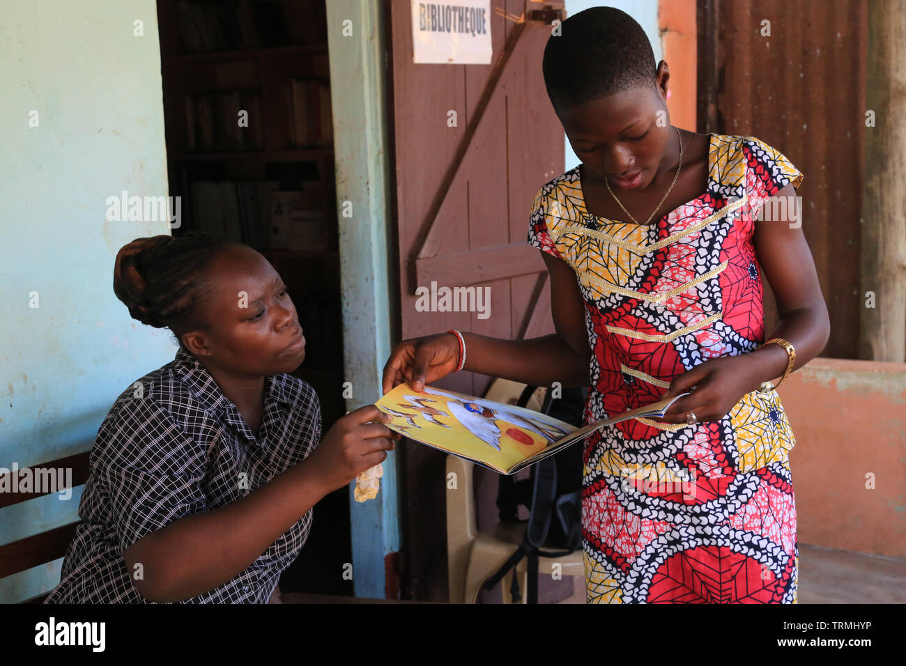 Apprendre à lire. Bibliothèque. Centre Ilerama. Association CDI Togo. Lomé. Afrique de l'Ouest. Stock Photo