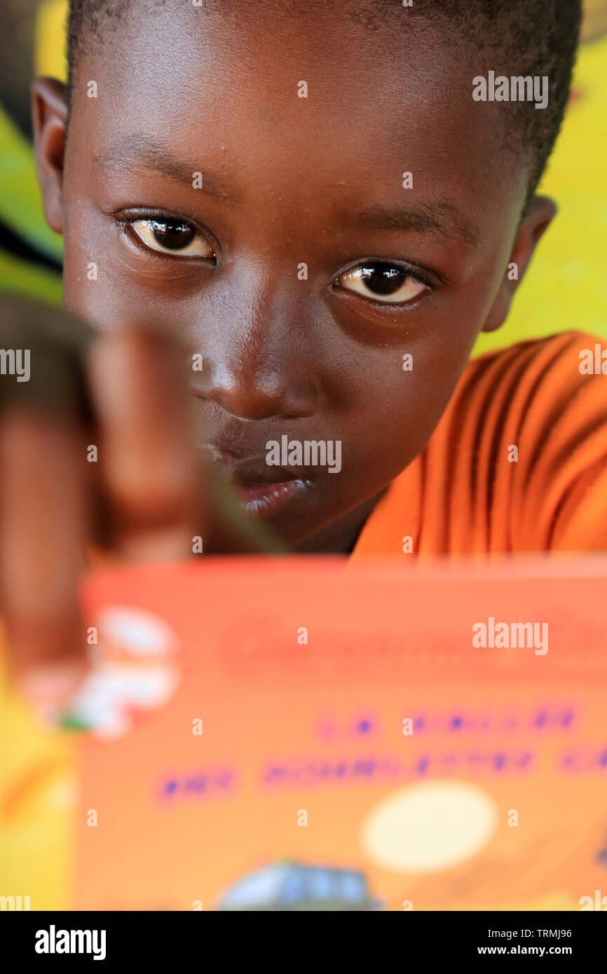 Apprendre à lire. Bibliothèque. Centre Ilerama. Association CDI Togo. Lomé. Afrique de l'Ouest. Stock Photo
