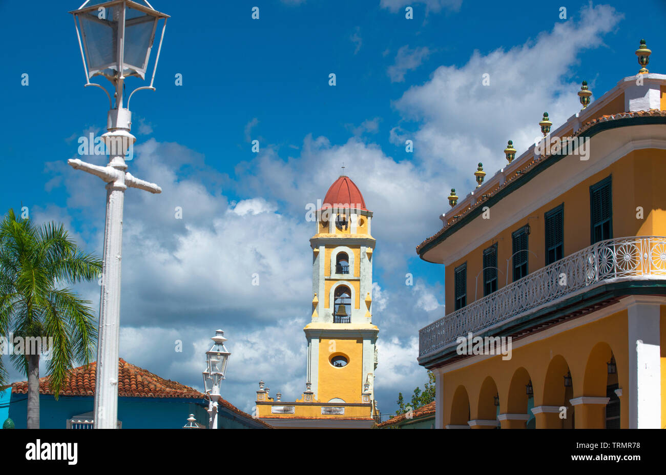 Trinidad, Cuba, with view of Palacio Brunet (Museo Romantico) and the bell tower of the Iglesia de San Francisco Stock Photo
