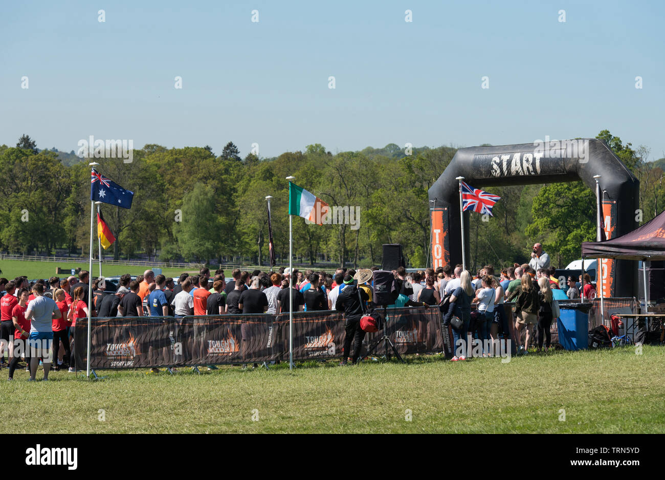 Tough Mudder-Event für Kinder und Erwachsene in der Nähe von Henley-on-Thames.  //  Tough Mudder event  for children and adults near Henley-on-Thames, Stock Photo