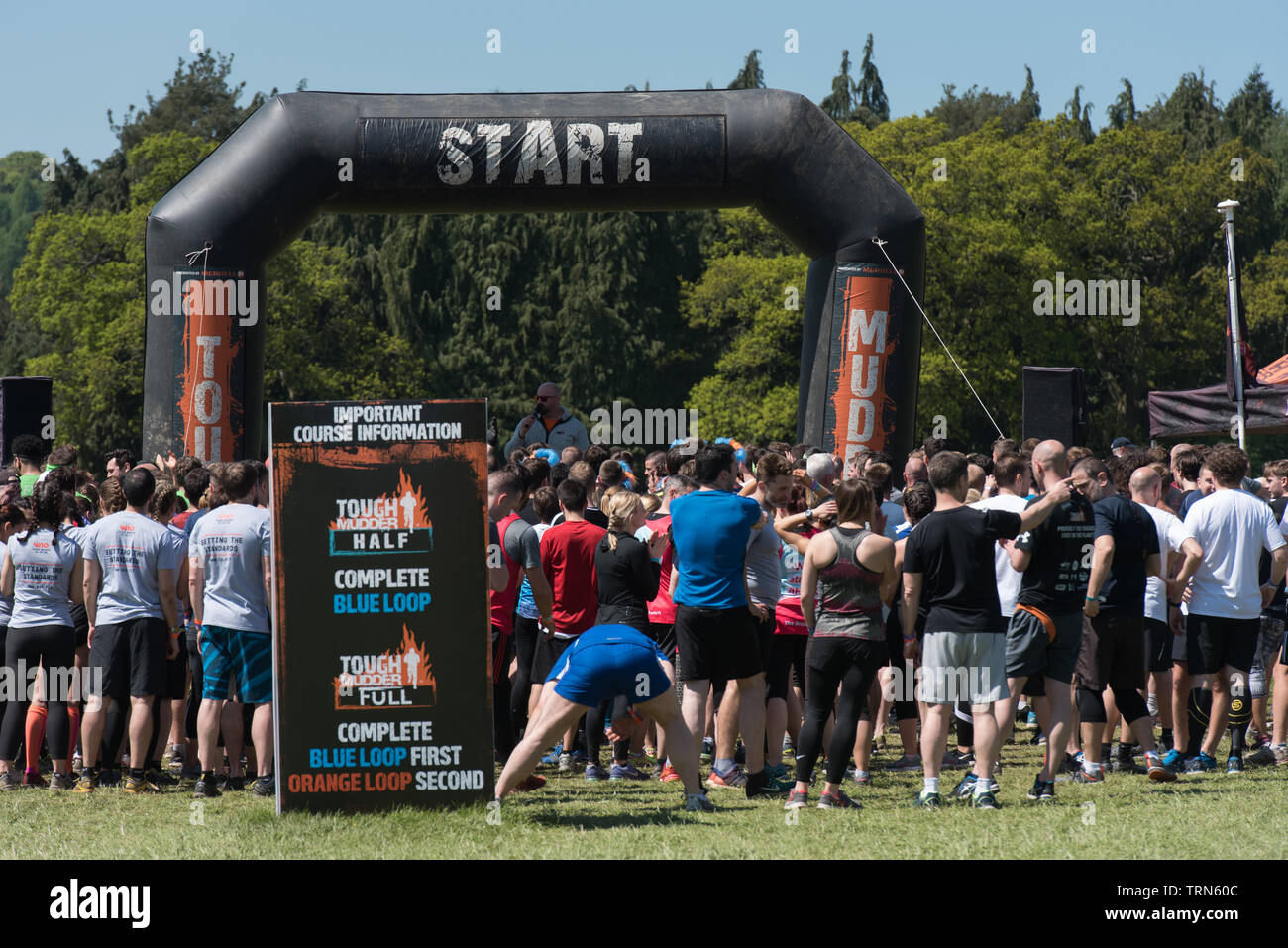 Tough Mudder-Event für Kinder und Erwachsene in der Nähe von Henley-on-Thames.  //  Tough Mudder event  for children and adults near Henley-on-Thames, Stock Photo