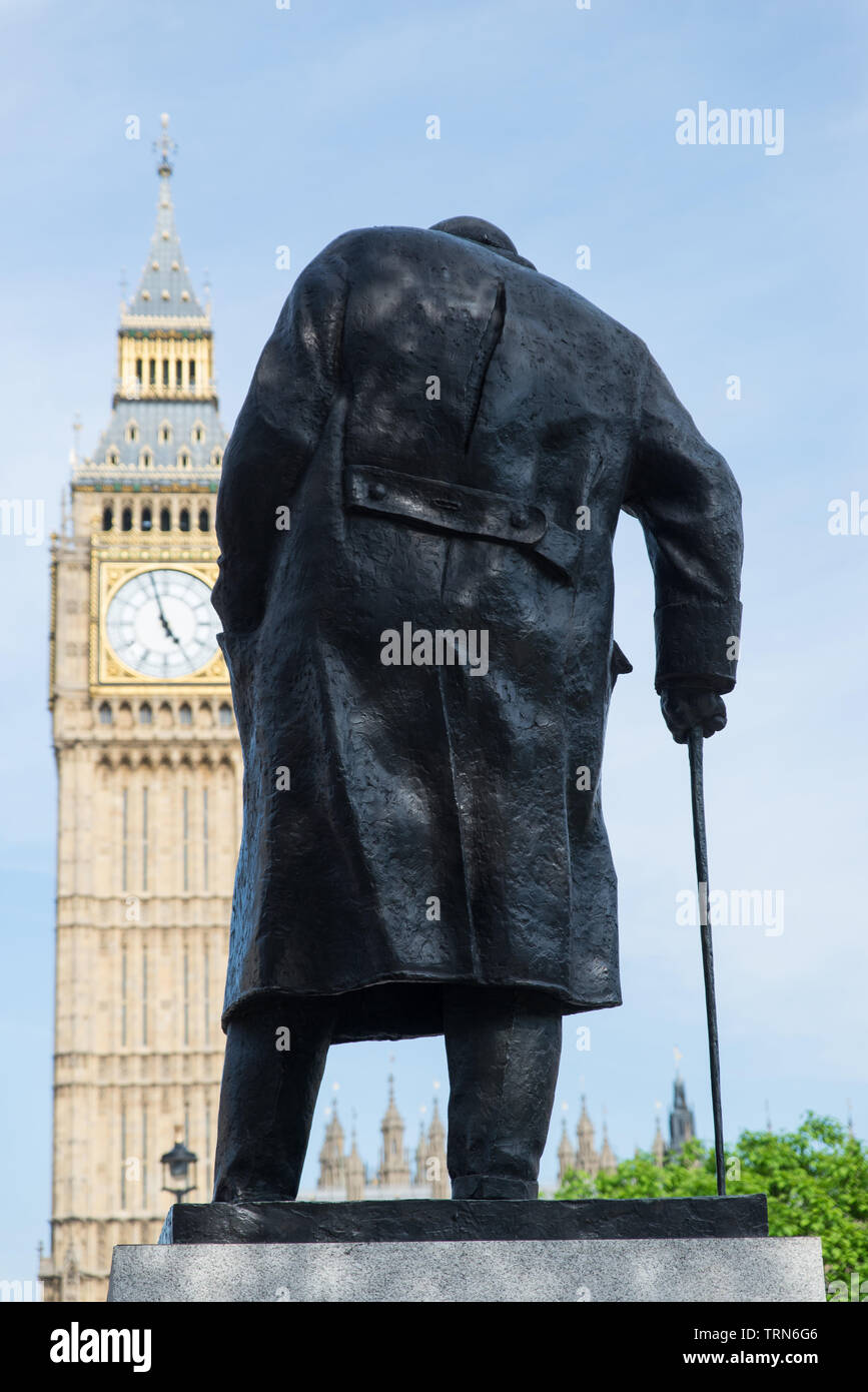Winston Churchill-Statue außerhalb des Parlaments in Westminster. // Winston Churchill statue outside Parliament in Westminster. Stock Photo
