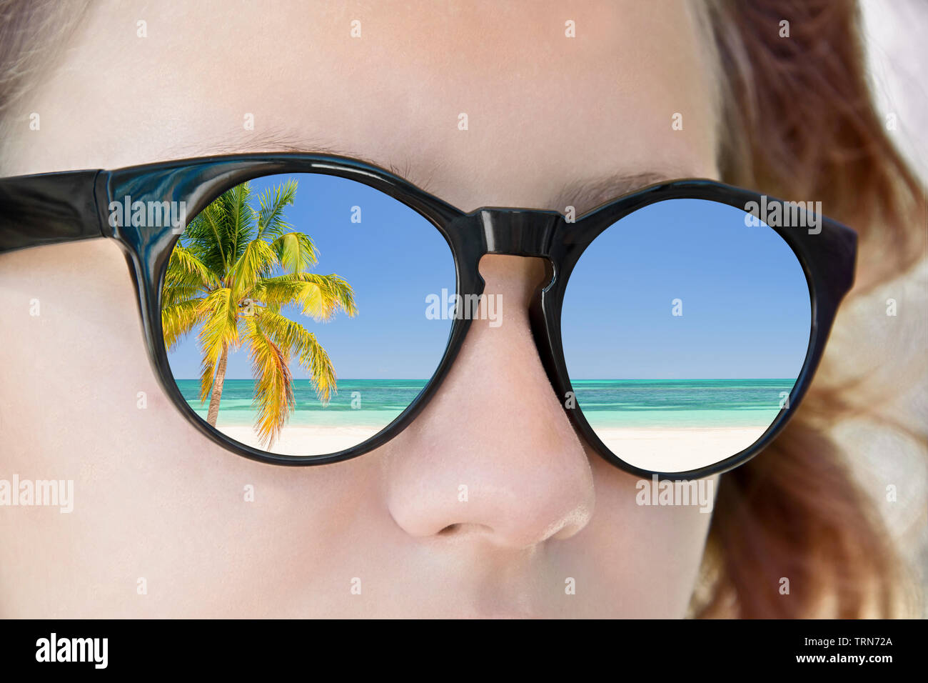 Sunglasses reflection hi-res stock photography and images - Alamy