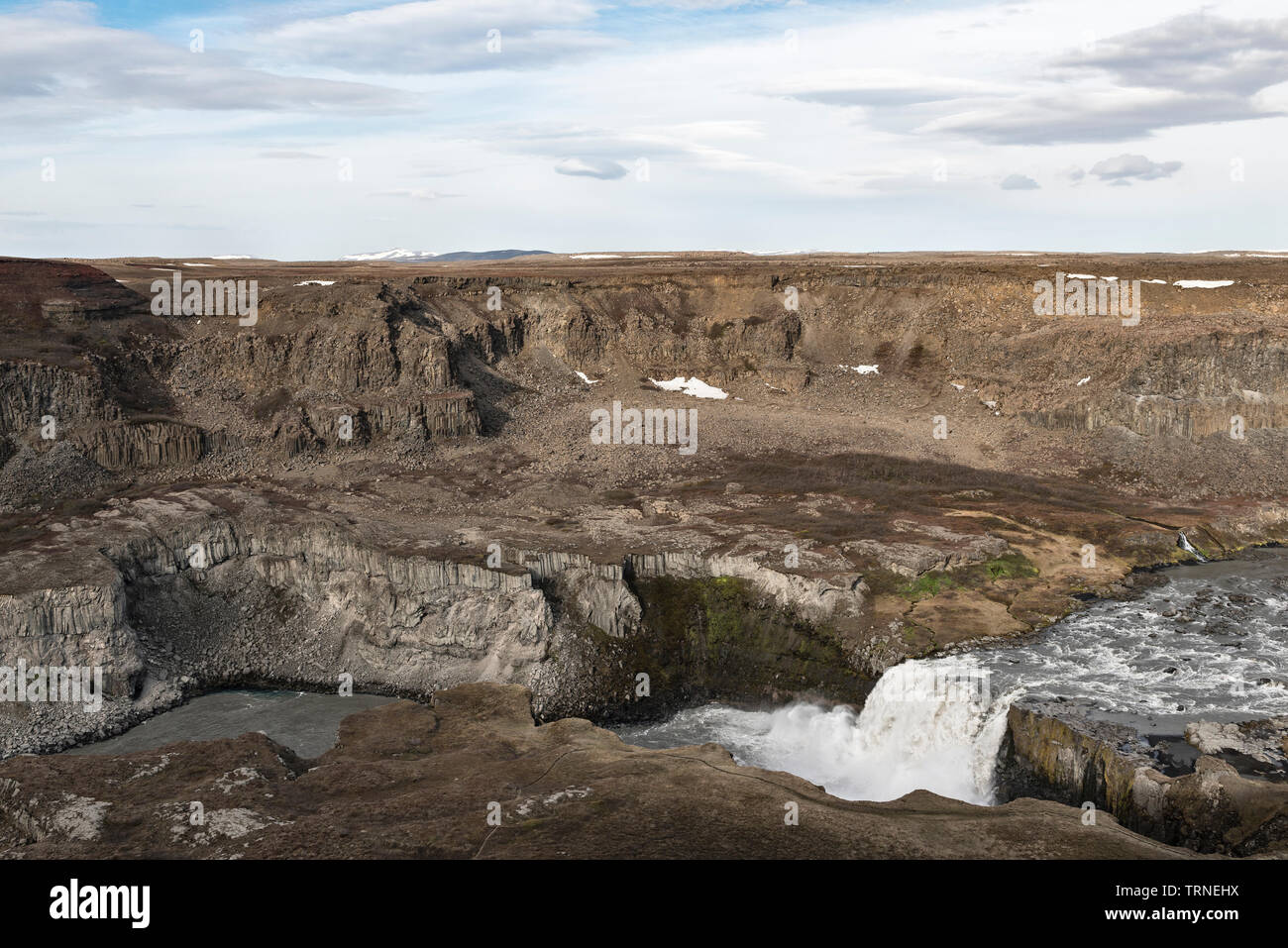 NE Iceland. The waterfall of Hafragilsfoss on the Jökulsá á Fjöllum river. It lies in the Jökulsárgljúfur canyon, downstream from Dettifoss Stock Photo