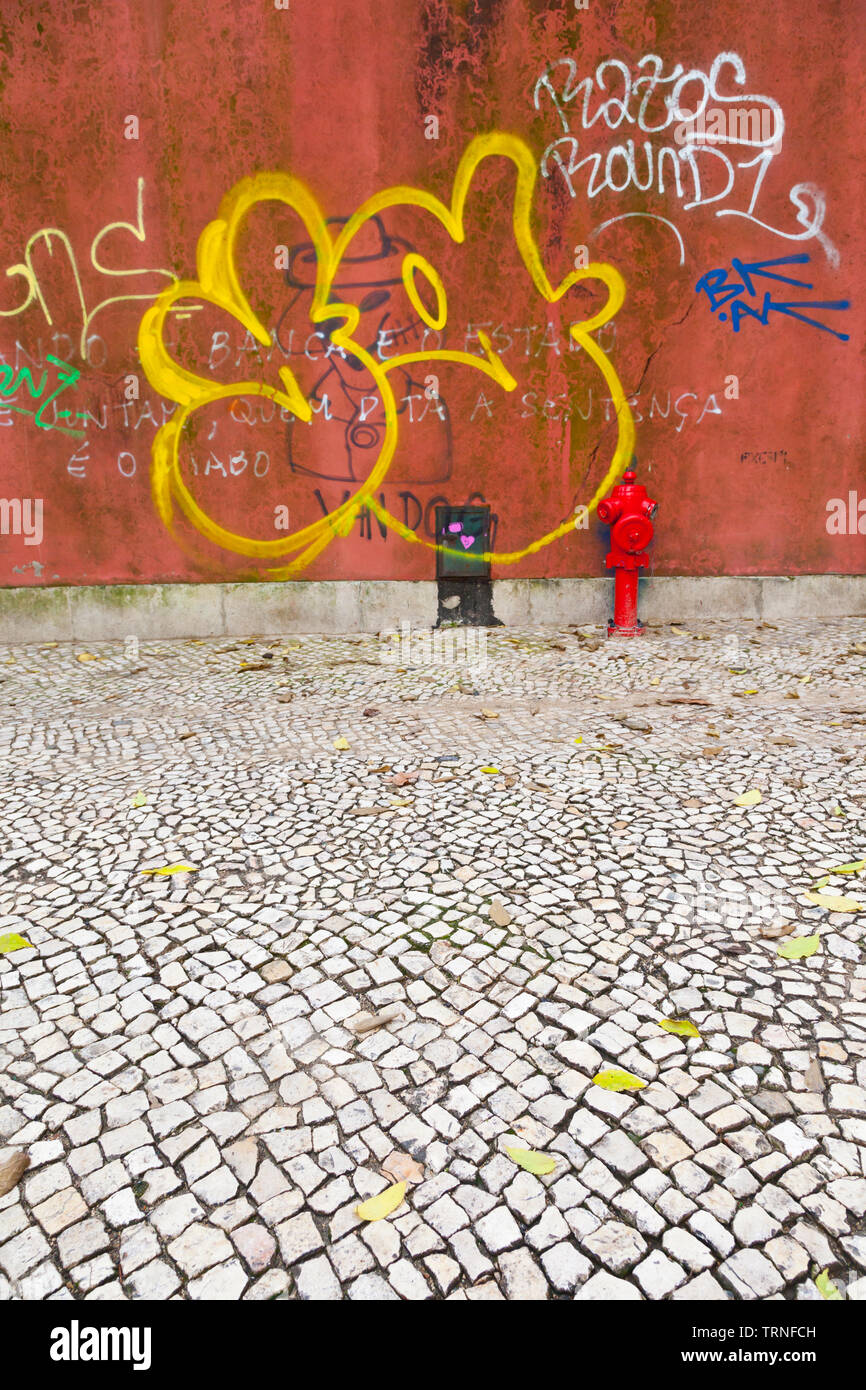 Graffiti y empedrado tradicional. Ciudad de Lisboa, Portugal, Península Ibérica, Europa Stock Photo