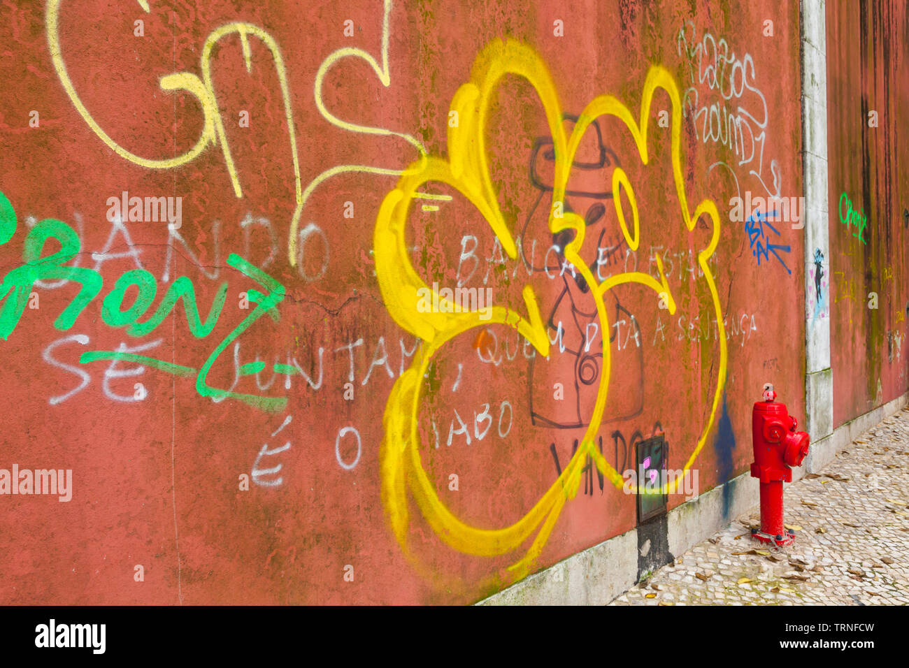 Graffiti y empedrado tradicional. Ciudad de Lisboa, Portugal, Península Ibérica, Europa Stock Photo