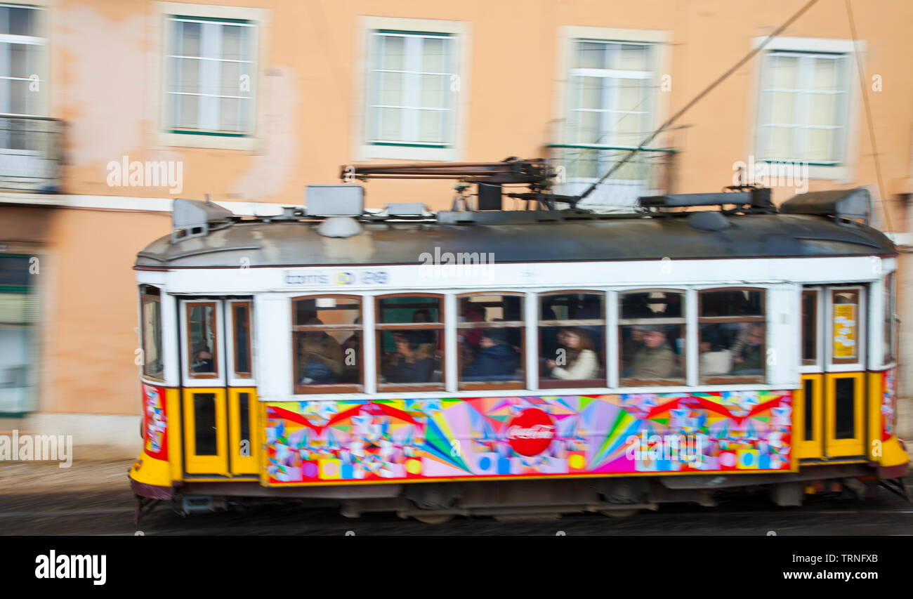 Tranvía en barrio Alfama. Ciudad de Lisboa, Portugal, Península Ibérica, Europa Stock Photo
