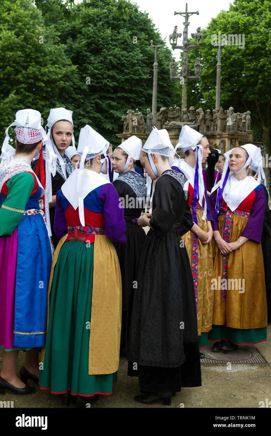 Dancers from Plougastel-Daoulas wearing the traditional costume ...