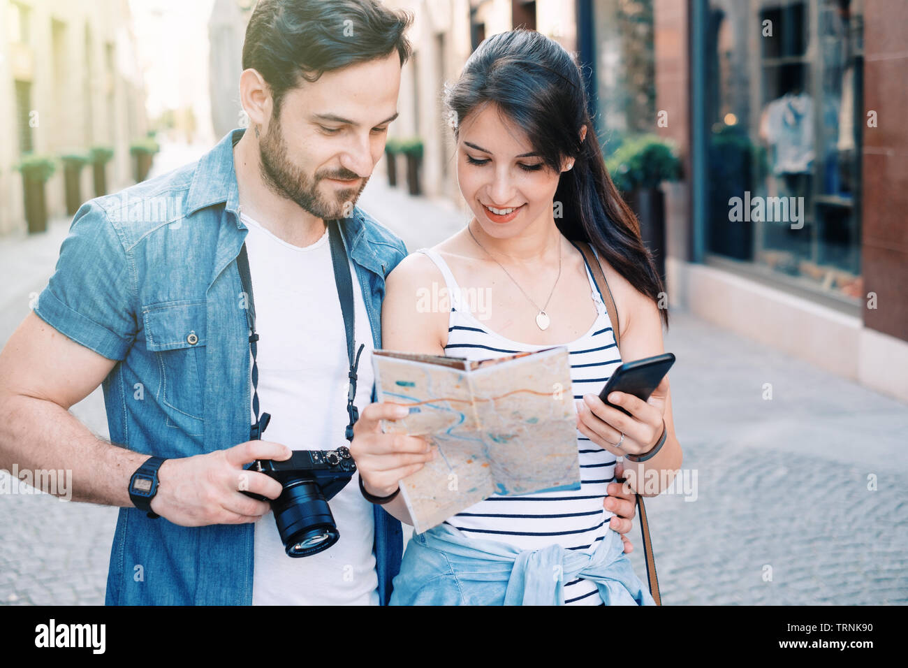 Couple map tourist hi-res stock photography and images - Alamy