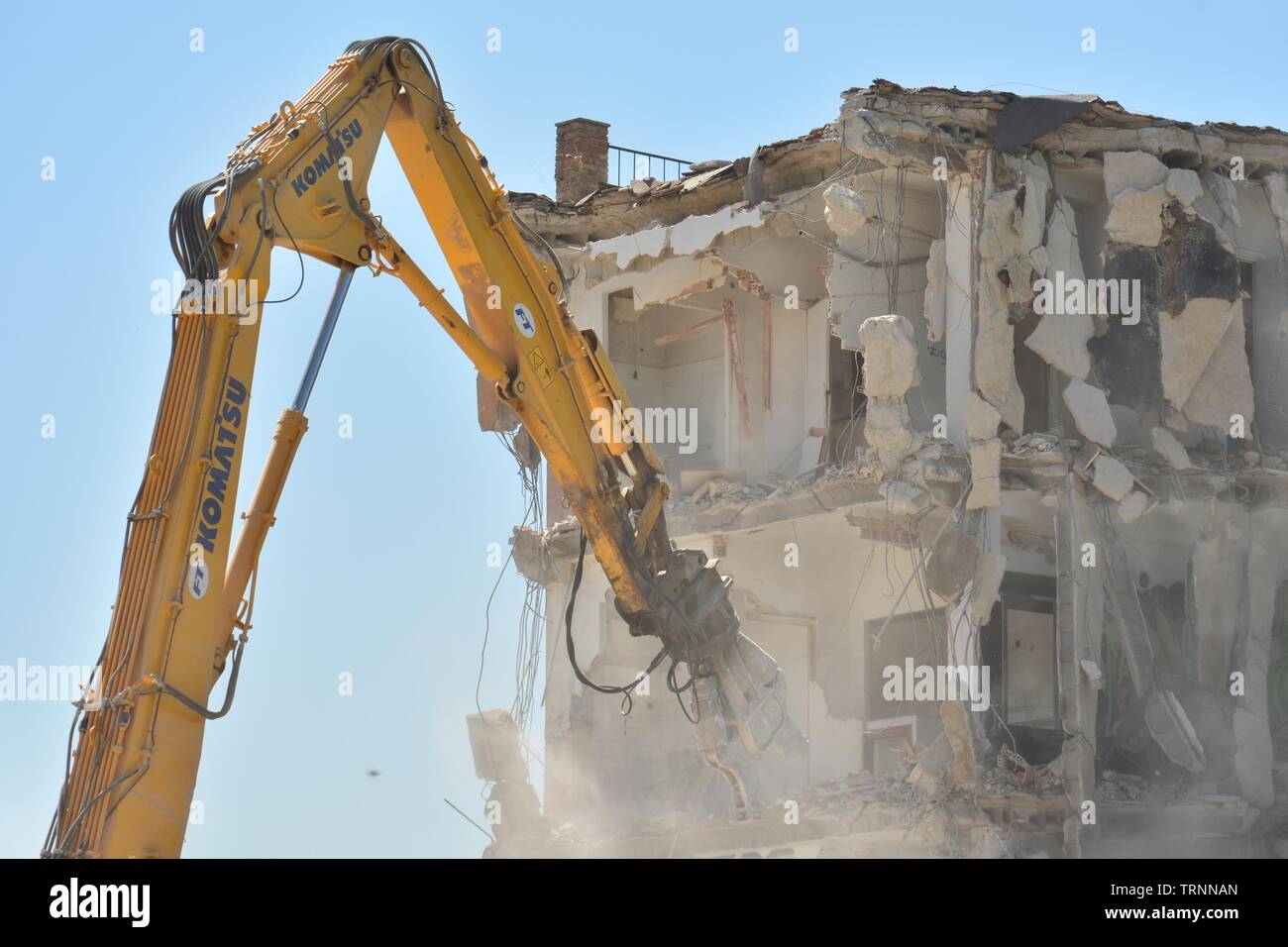 Gran maquina demoliendo un viejo edificio de apartamentos Stock Photo