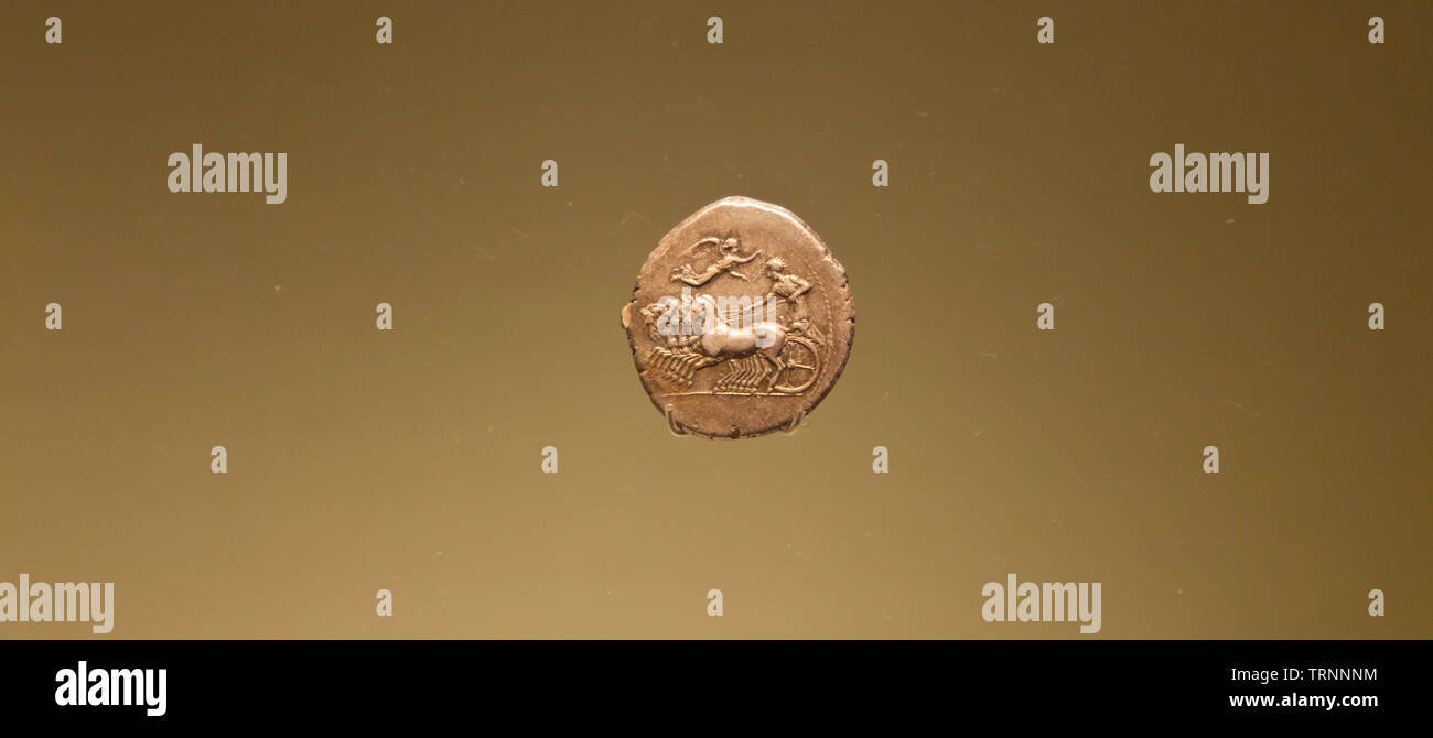 Moneda griega con auriga y diosa Nike. Símbolo del mecenazgo Gulbenkian. Museo Gulbenkian, Plaza de España, Ciudad de Lisboa, Portugal, Península Ibér Stock Photo