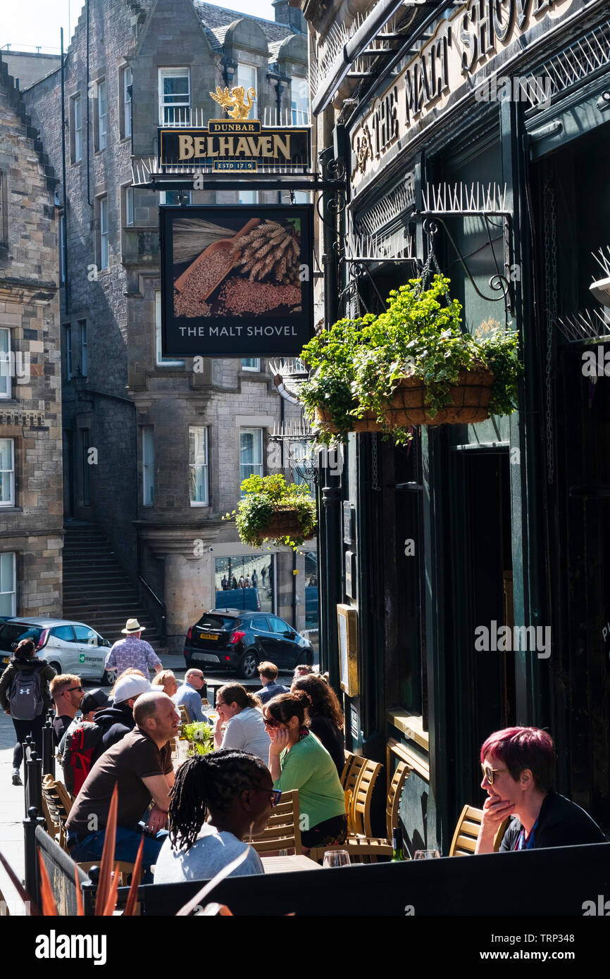 Busy bars on Cockburn Street in Edinburgh Old Town, Scotland, UK Stock