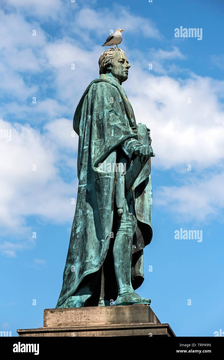 The Statue of William Pitt the younger (1759-1806) with gull, stands at the junction of George Street and Frederick Street in Edinburgh, Scotland, UK. Stock Photo