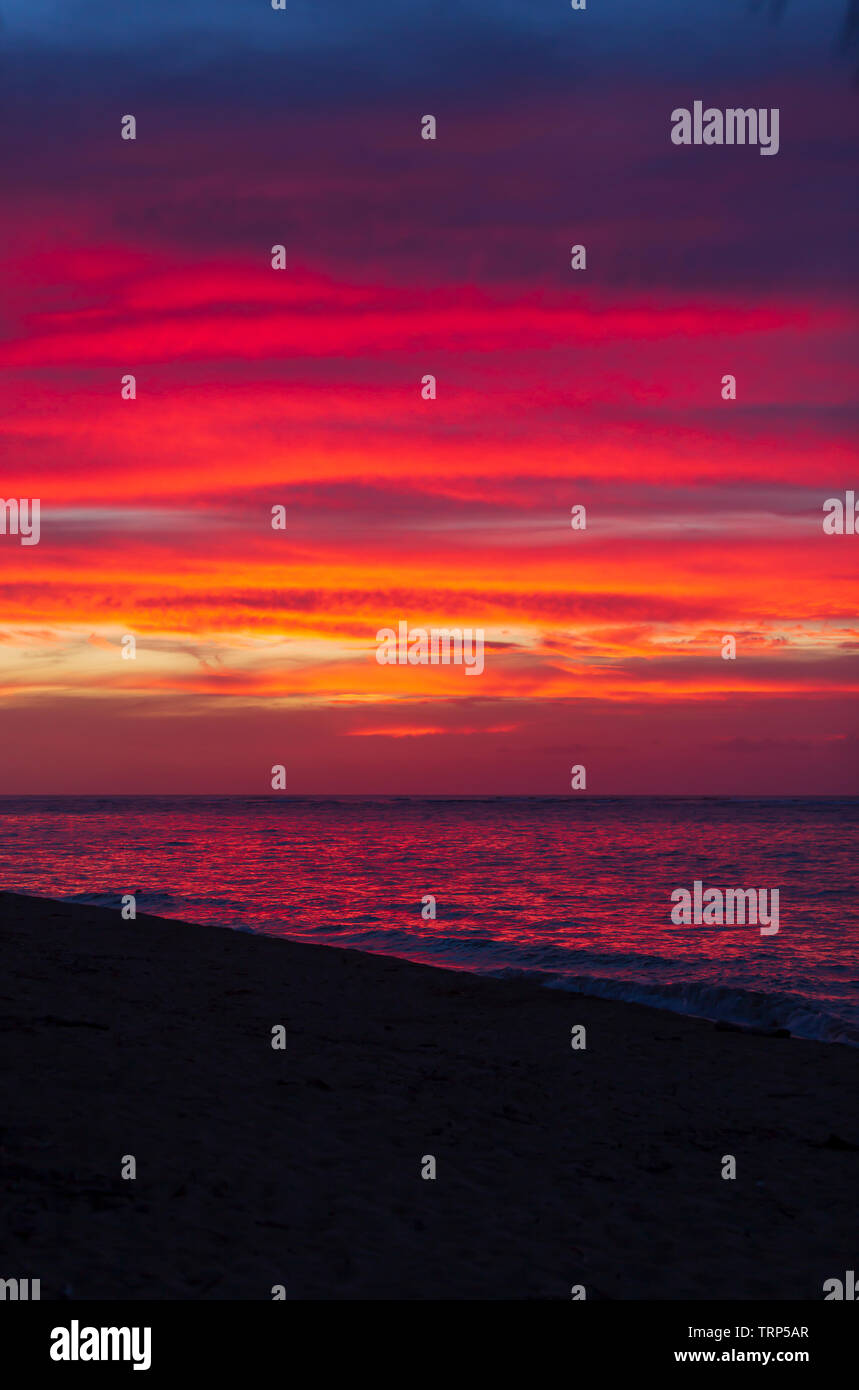 Beautiful Sunset Over The Ocean On The Beach In Hawaii Stock Photo Alamy