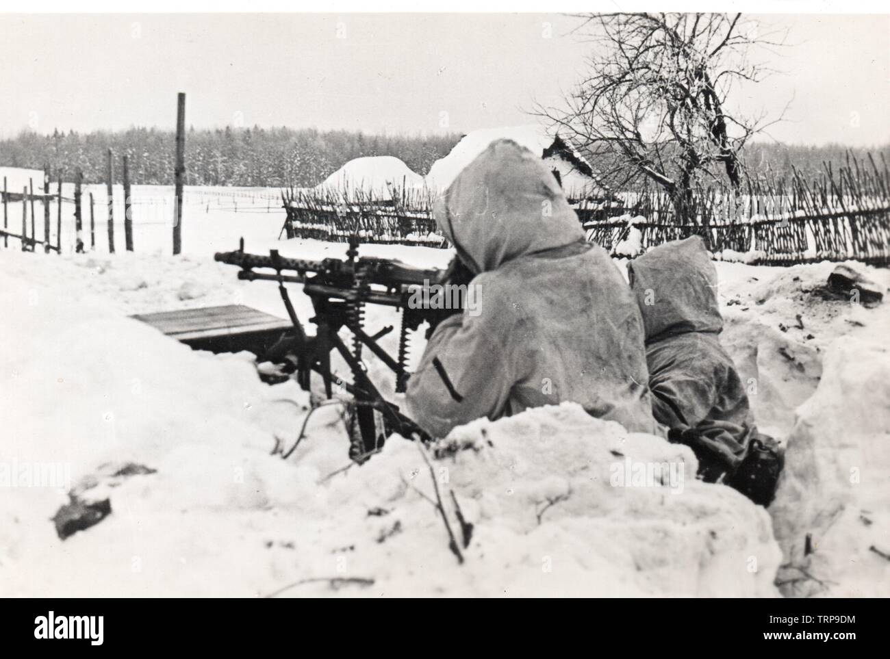German Soldiers in White Winter parkas behind a MG on the Russian Front 1942 Stock Photo
